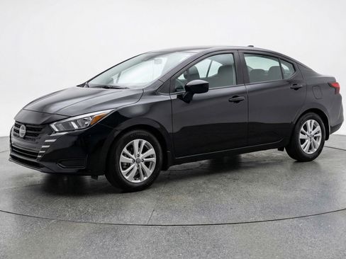 Used 2025 Nissan Versa SV image 3