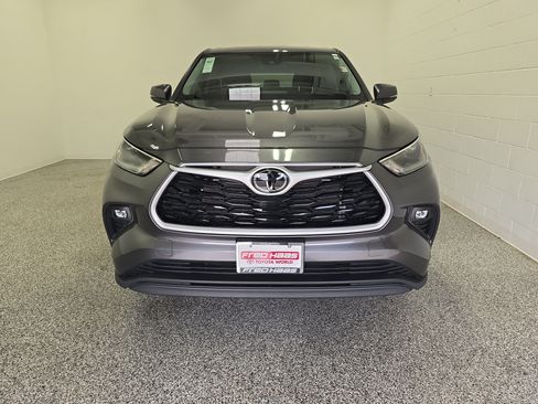 Used 2023 Toyota Highlander LE FWD image 5