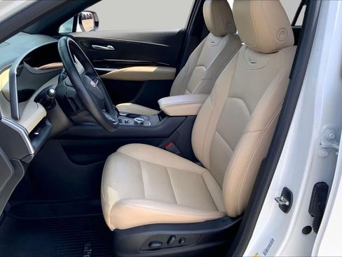 Used 2024 Cadillac XT4 Luxury w/ Cold Weather Package FWD image 8