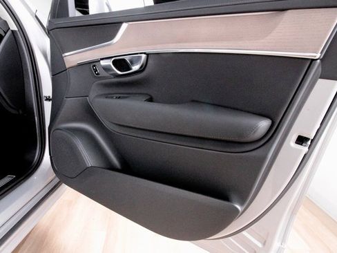 Certified 2025 Volvo XC90 B6 Plus image 23