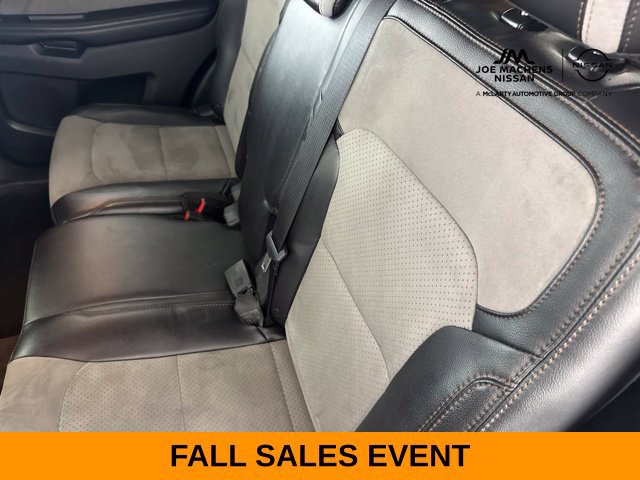 Used 2017 Ford Explorer XLT w/ Equipment Group 202A AWD/4WD image 32
