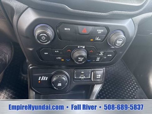 Used 2023 Jeep Renegade Latitude AWD/4WD image 24