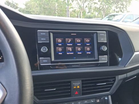 Used 2023 Volkswagen Jetta SE FWD image 23