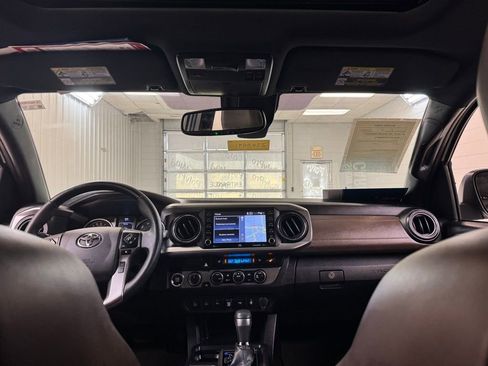 Used 2022 Toyota Tacoma Limited AWD/4WD image 18