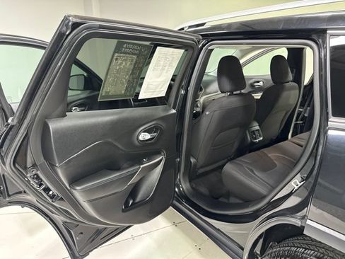 Used 2019 Jeep Cherokee Latitude w/ Popular Appearance Group AWD/4WD image 22