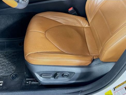 Used 2020 Toyota Avalon Limited image 23