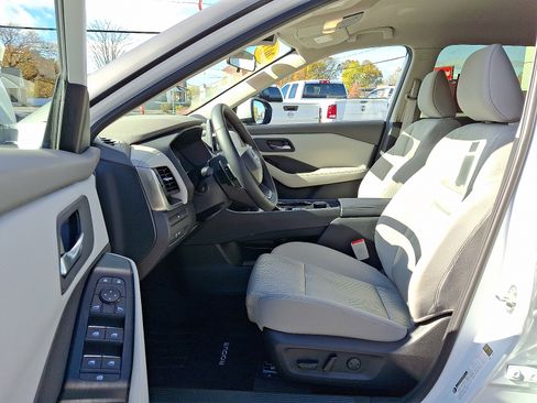 Certified 2025 Nissan Rogue SV image 14