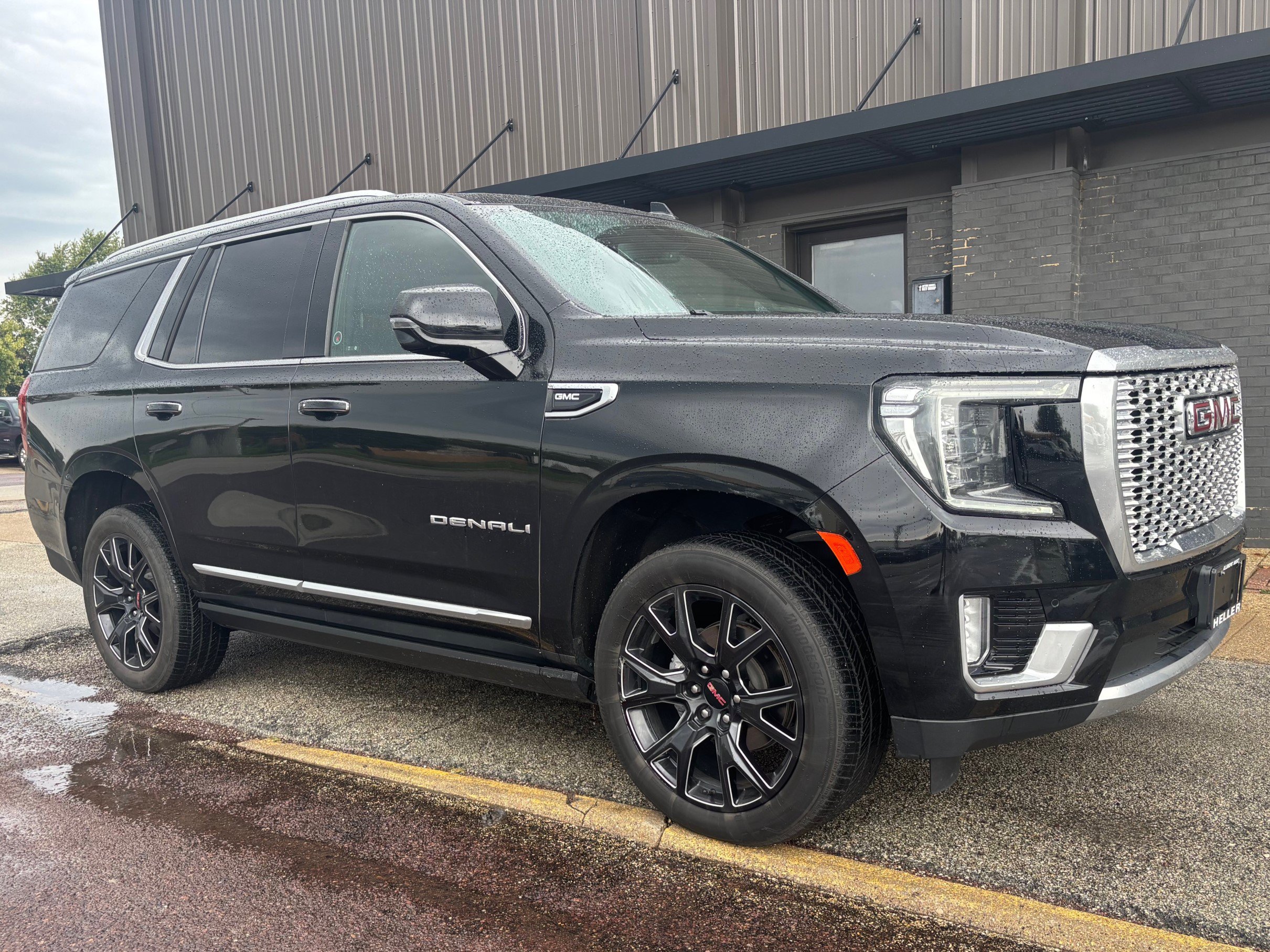 Used 2024 GMC Yukon Denali AWD/4WD image 3