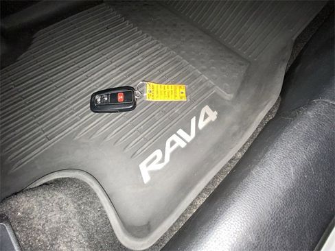 Used 2021 Toyota RAV4 XLE image 29
