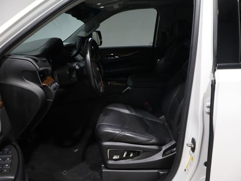 Used 2016 Cadillac Escalade Luxury image 12