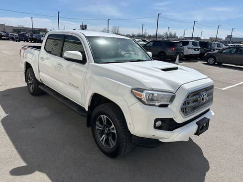 Used 2017 Toyota Tacoma TRD Sport w/ Tow Package (A/T) image 18