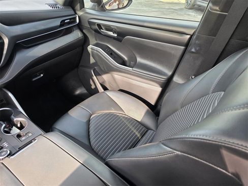 Used 2021 Toyota Highlander XSE image 29