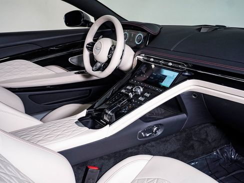 Used 2024 Aston Martin DB12 Coupe image 17