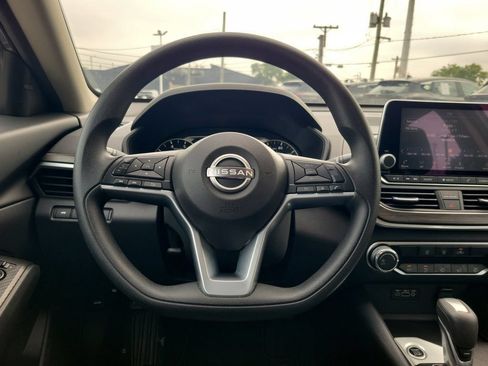 Used 2025 Nissan Altima 2.5 SV FWD image 14