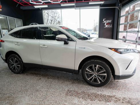 Used 2021 Toyota Venza LE image 5
