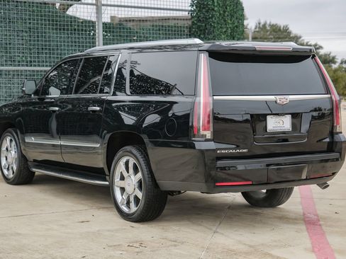 Used 2017 Cadillac Escalade ESV Luxury AWD/4WD image 14