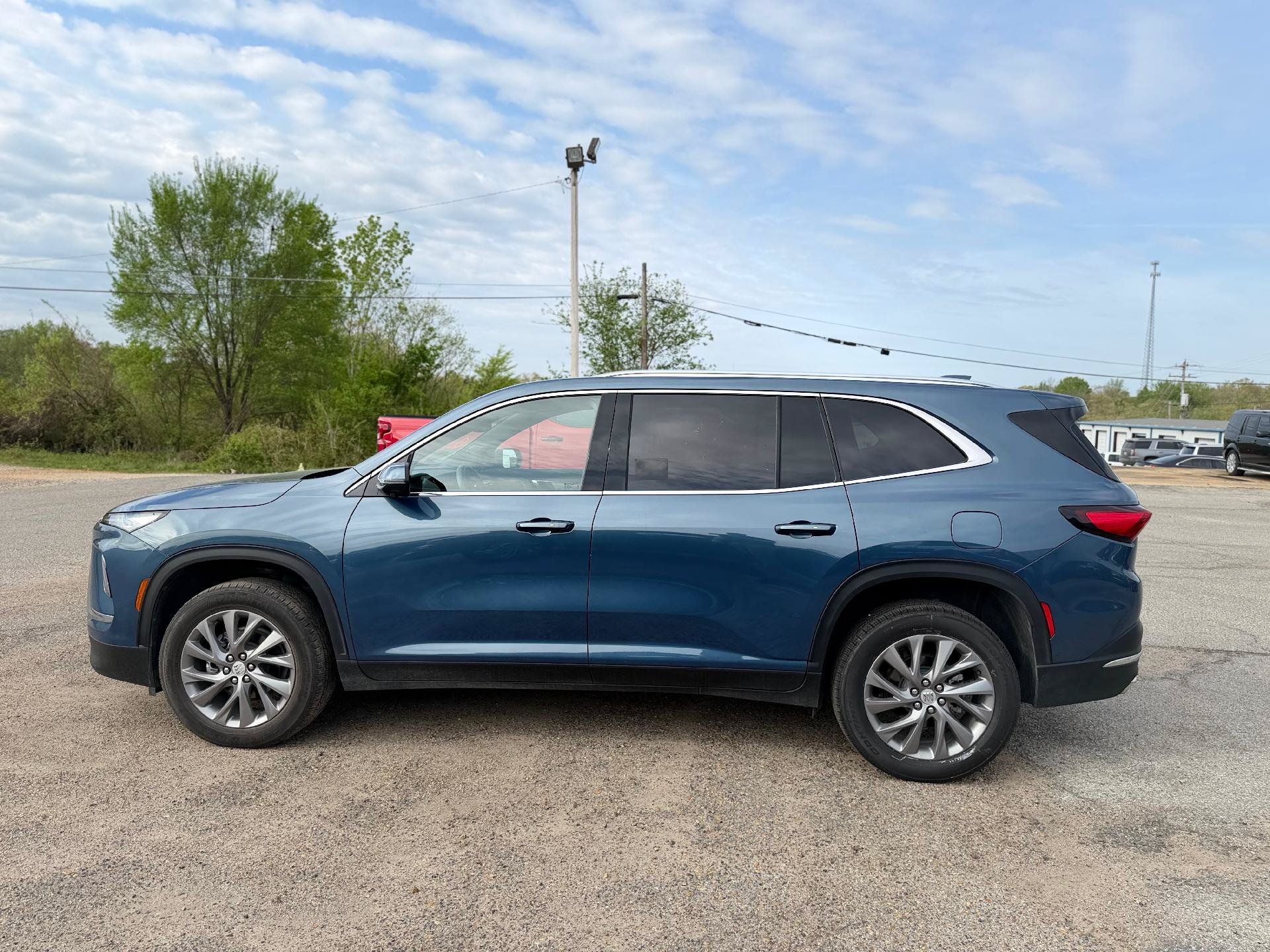 Used 2025 Buick Enclave Preferred AWD/4WD image 5