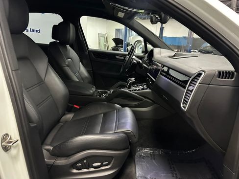 Used 2022 Porsche Cayenne w/ Premium Package image 25