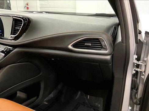 Used 2022 Chrysler Pacifica Pinnacle FWD image 19