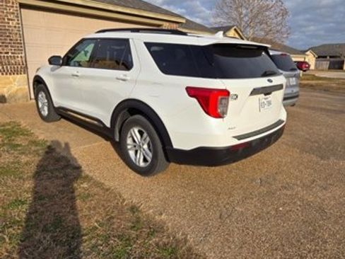 Certified 2023 Ford Explorer XLT image 3