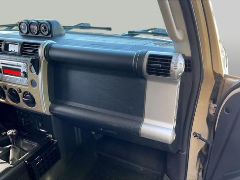Used 2011 Toyota FJ Cruiser 4WD w/ Upgrade Pkg image 18