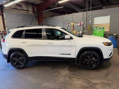 Used 2019 Jeep Cherokee Latitude Plus AWD/4WD image 4