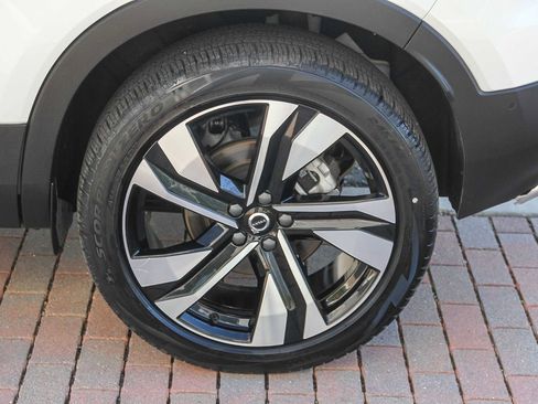 Used 2025 Volvo XC40 B5 Plus image 5