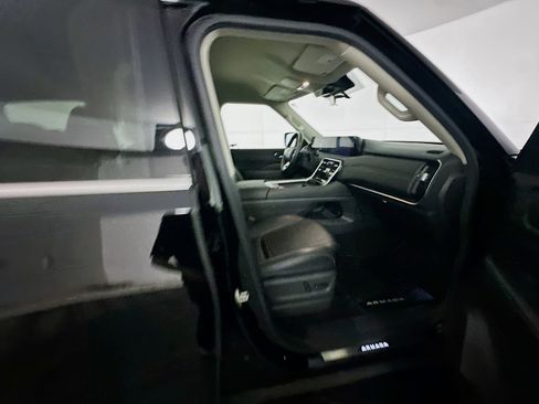 Used 2025 Nissan Armada SV image 31