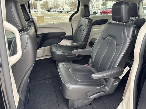 Certified 2020 Chrysler Pacifica Limited image 33