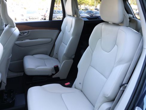 Used 2022 Volvo XC90 T6 Momentum w/ Advanced Package image 34