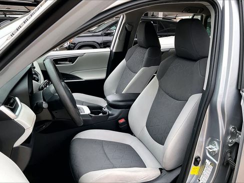 Used 2020 Toyota RAV4 XLE image 8