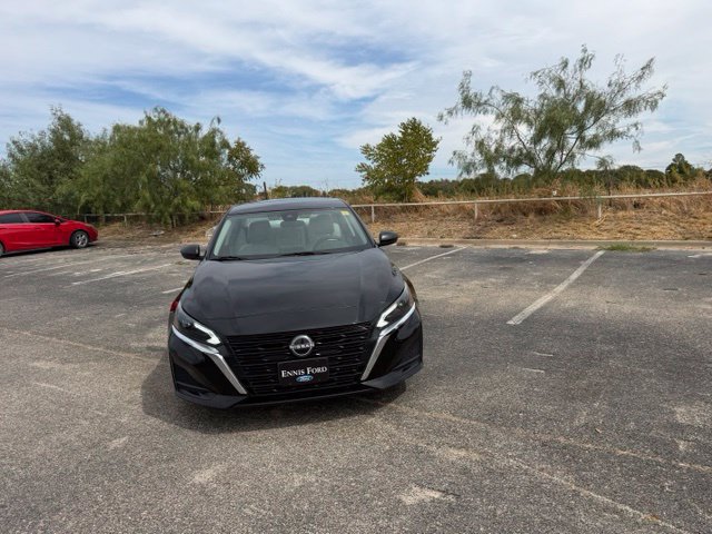 Used 2025 Nissan Altima 2.5 SV FWD image 2