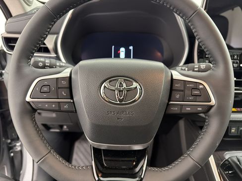 Used 2026 Toyota Highlander Limited AWD/4WD image 17