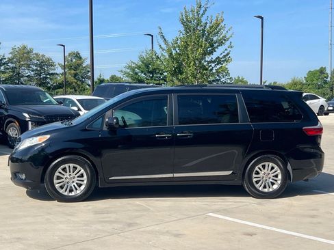Used 2015 Toyota Sienna XLE w/ XLE Navigation Package FWD image 6