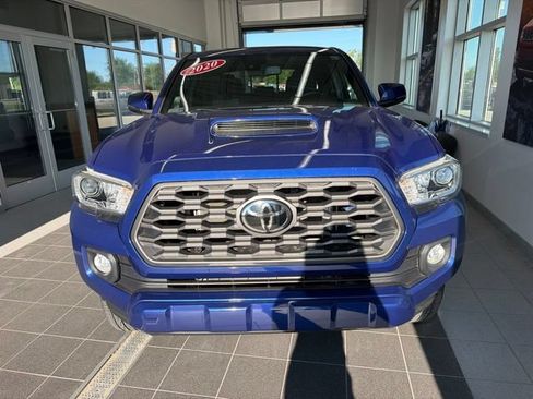 Used 2022 Toyota Tacoma TRD Sport AWD/4WD image 2