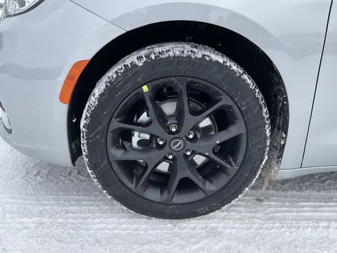 New 2026 Chrysler Pacifica Limited w/ Uconnect Theater Family Group image 17