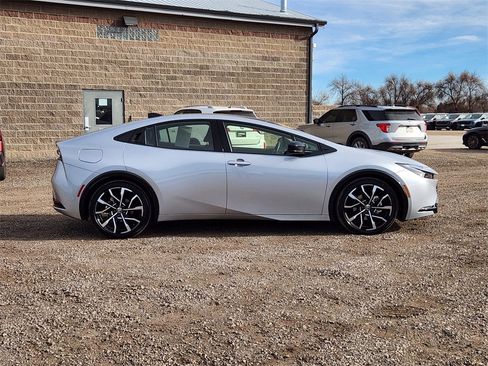 Used 2024 Toyota Prius Prime Premium image 2