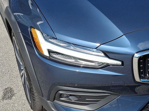 Certified 2023 Volvo V60 B5 Cross Country Plus image 9