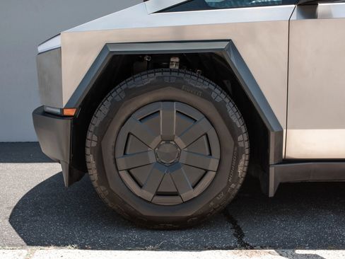 Used 2025 Tesla Cybertruck AWD Crew Cab image 37