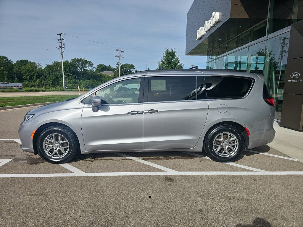 Used 2021 Chrysler Pacifica Touring FWD image 2
