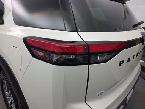 Used 2023 Nissan Pathfinder SL w/ Lighting Package (N92) image 18