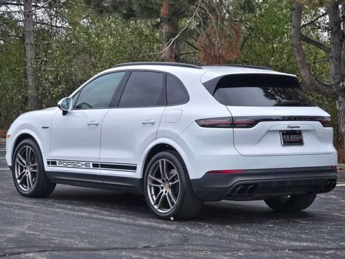 Used 2023 Porsche Cayenne Platinum Edition image 3