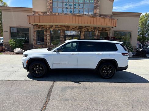 Used 2024 Jeep Grand Cherokee L Laredo image 2