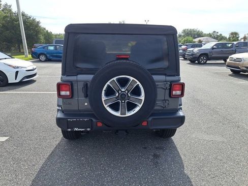 Used 2018 Jeep Wrangler Unlimited Sahara image 11