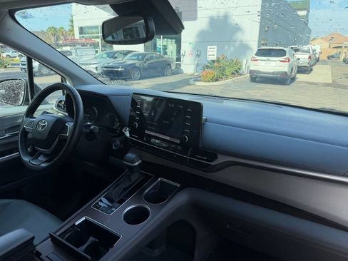 Used 2024 Toyota Sienna XLE FWD image 19