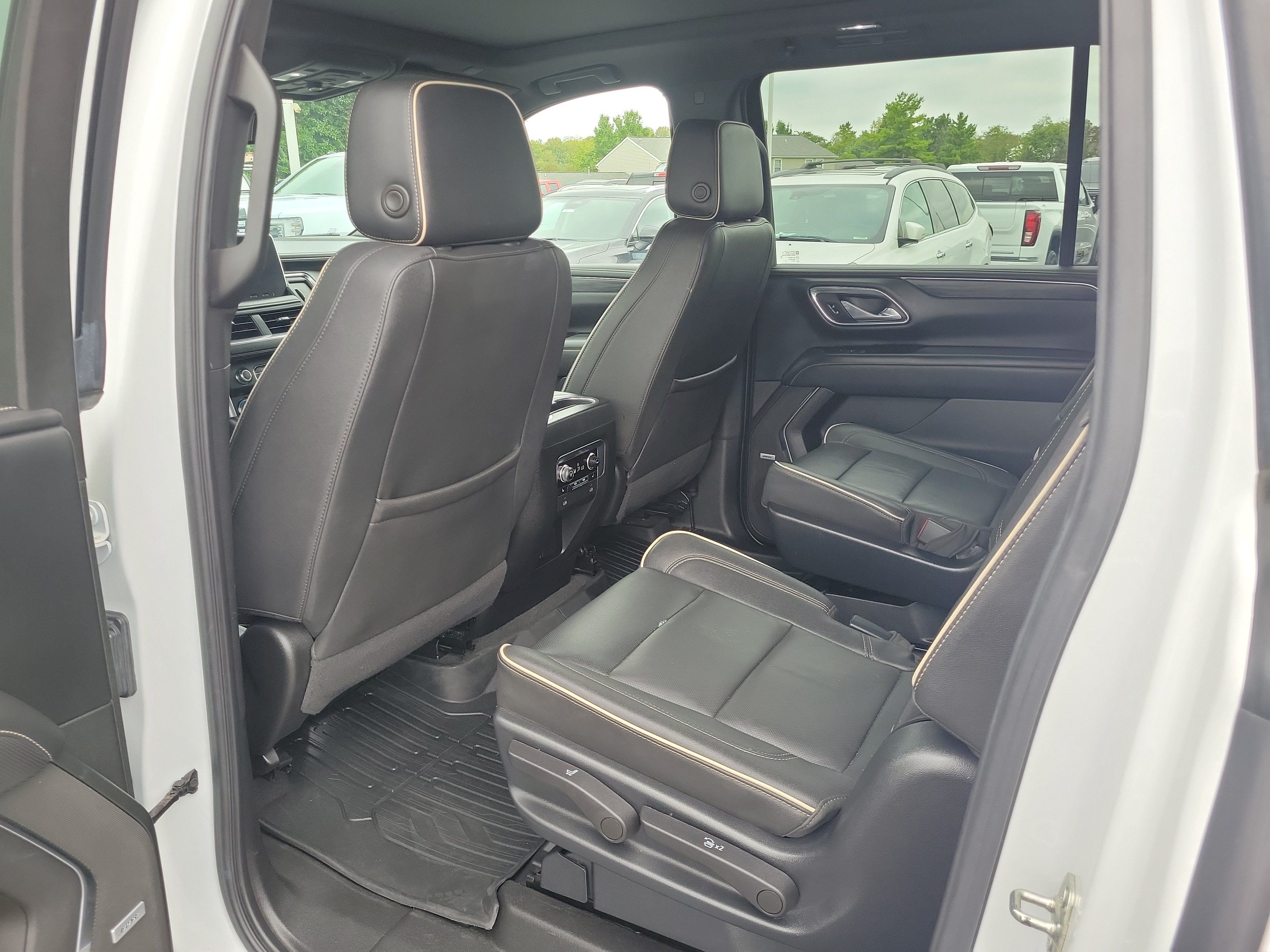 Used 2023 GMC Yukon XL SLT w/ SLT Premium Package AWD/4WD image 13