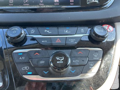 Certified 2024 Chrysler Pacifica Touring-L image 21