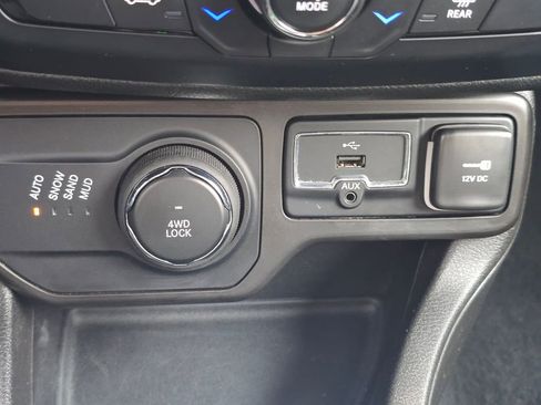 Used 2023 Jeep Renegade Latitude AWD/4WD image 30