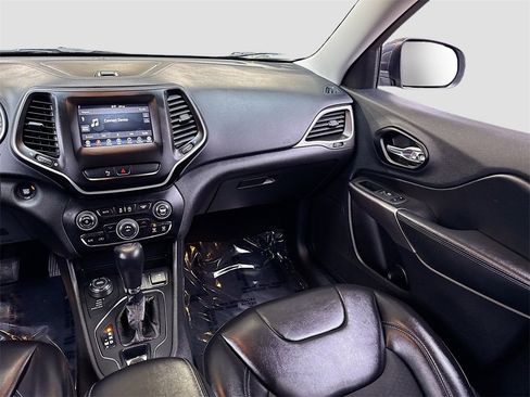 Used 2020 Jeep Cherokee Latitude Plus image 23