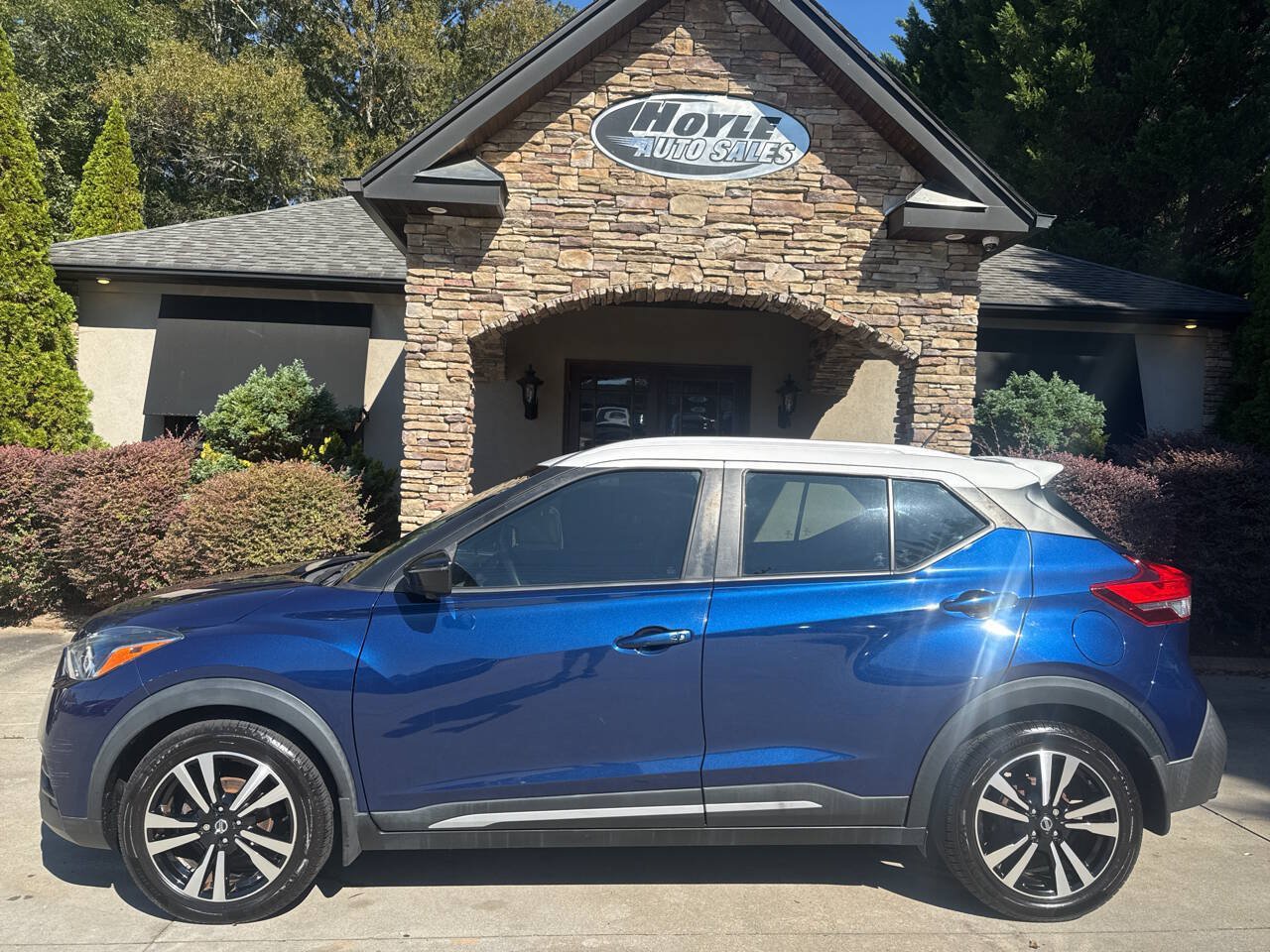 Used 2019 Nissan Kicks SR w/ SR Premium Package FWD image 1